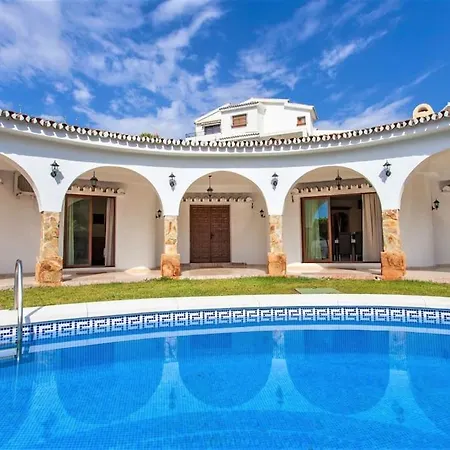 别墅 Summer Offers! Fabulous Luxury Near The Sleeps 8 贝纳尔马德纳