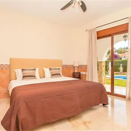 别墅 Summer Offers! Fabulous Luxury Near The Sleeps 8 贝纳尔马德纳